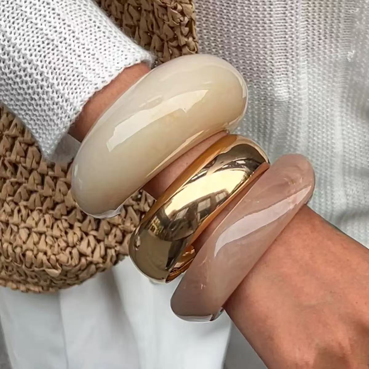 Exaggerated design, glossy eco-friendly resin bracelet, fashionable irregular acrylic bracelet.