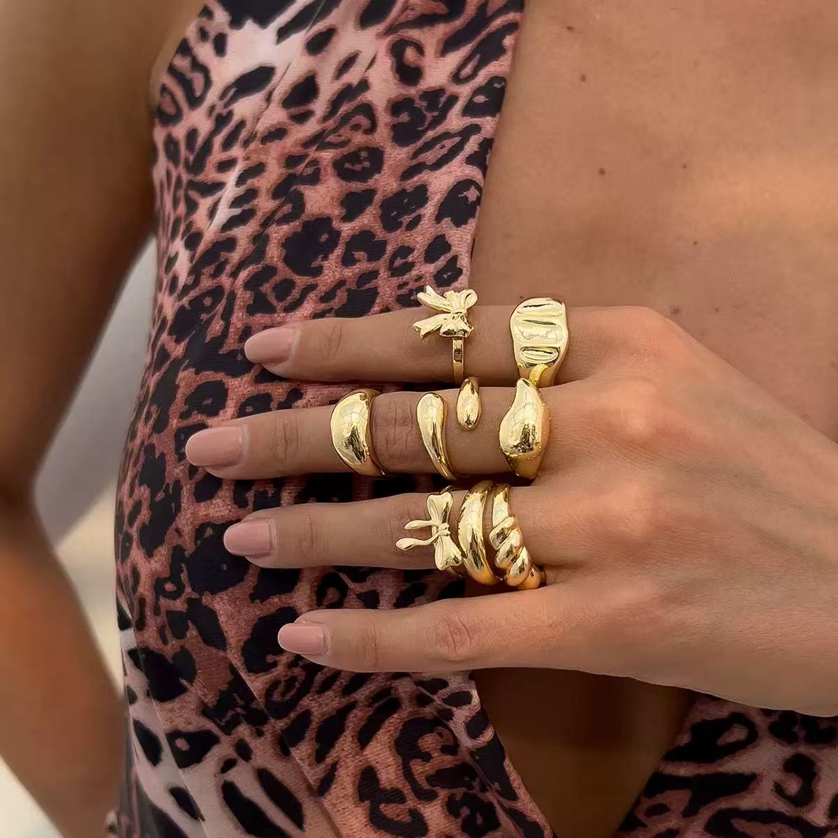 Unique, understated luxury glossy ring set with a distinctive bow design for women