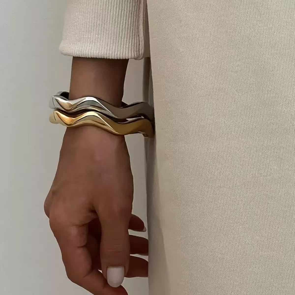Irregular alloy bracelet, high-end glossy finish, new style, simple and elegant, understated luxury, niche.