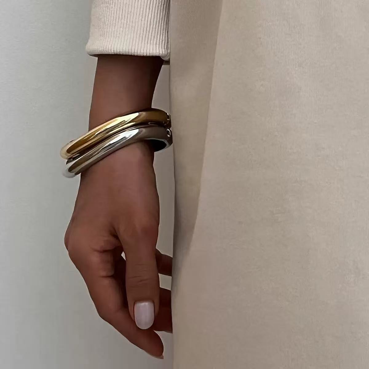 Irregular alloy bracelet, high-end glossy finish, new style, simple and elegant, understated luxury, niche.