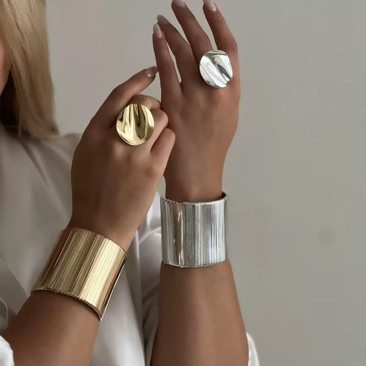Trendy, exaggerated geometric wide-opening bracelet for women, minimalist and unique, exquisite and fashionable jewelry.