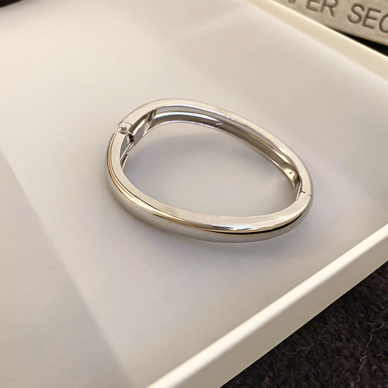 Irregular alloy bracelet, high-end glossy finish, new style, simple and elegant, understated luxury, niche.