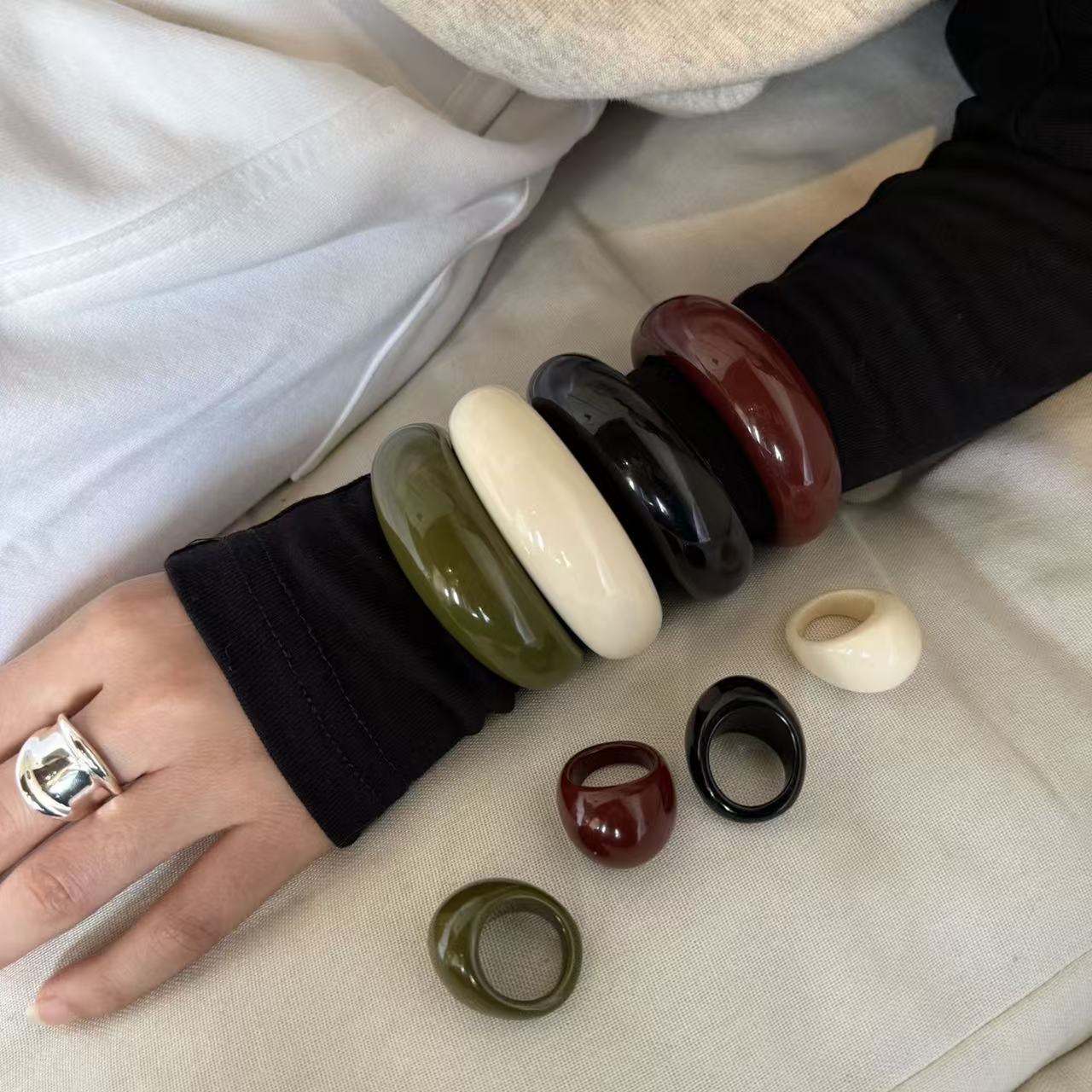 This eco-friendly resin bracelet for women, as seen on Instagram influencers, features a unique retro design, making it a stylish and versatile accessory.