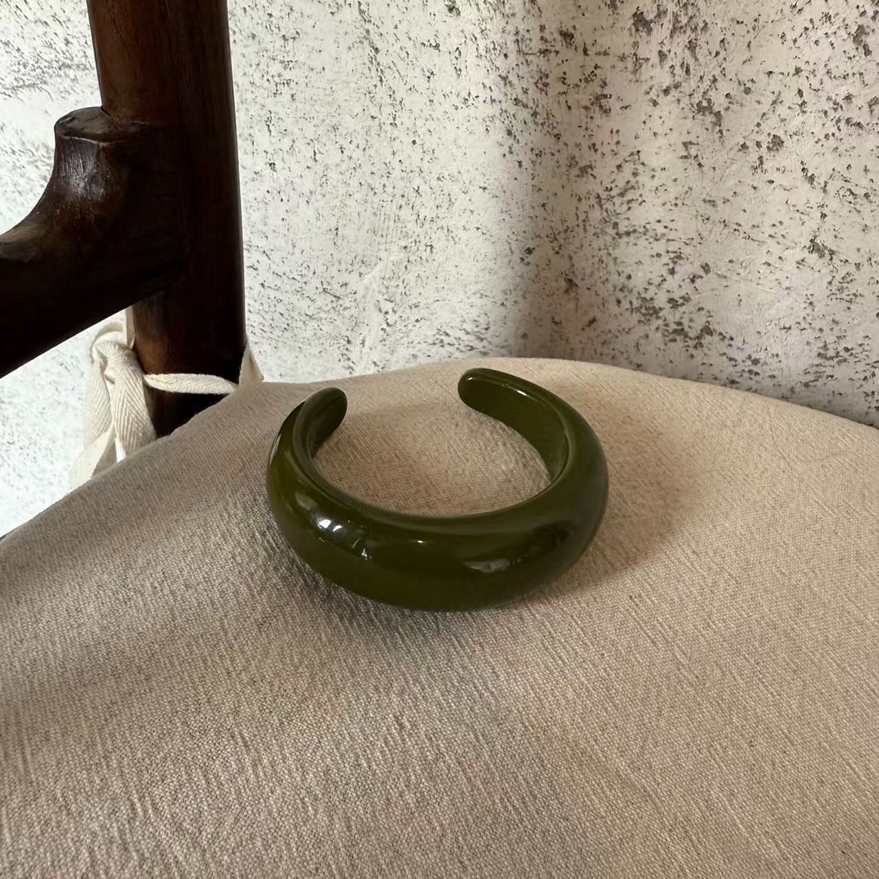This eco-friendly resin bracelet for women, as seen on Instagram influencers, features a unique retro design, making it a stylish and versatile accessory.