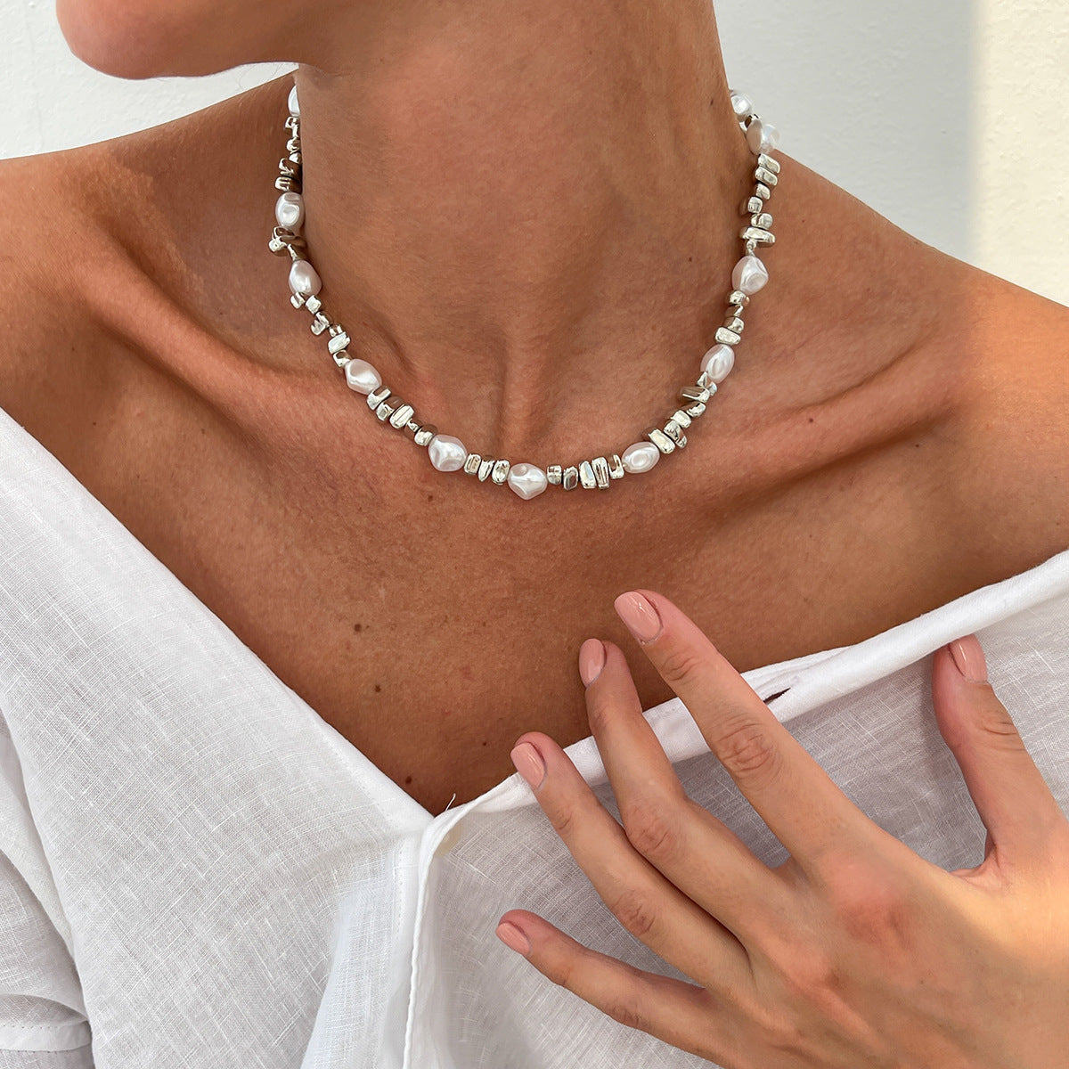 Simple, irregular beaded clavicle chain for women, niche jewelry, vintage pearl necklace