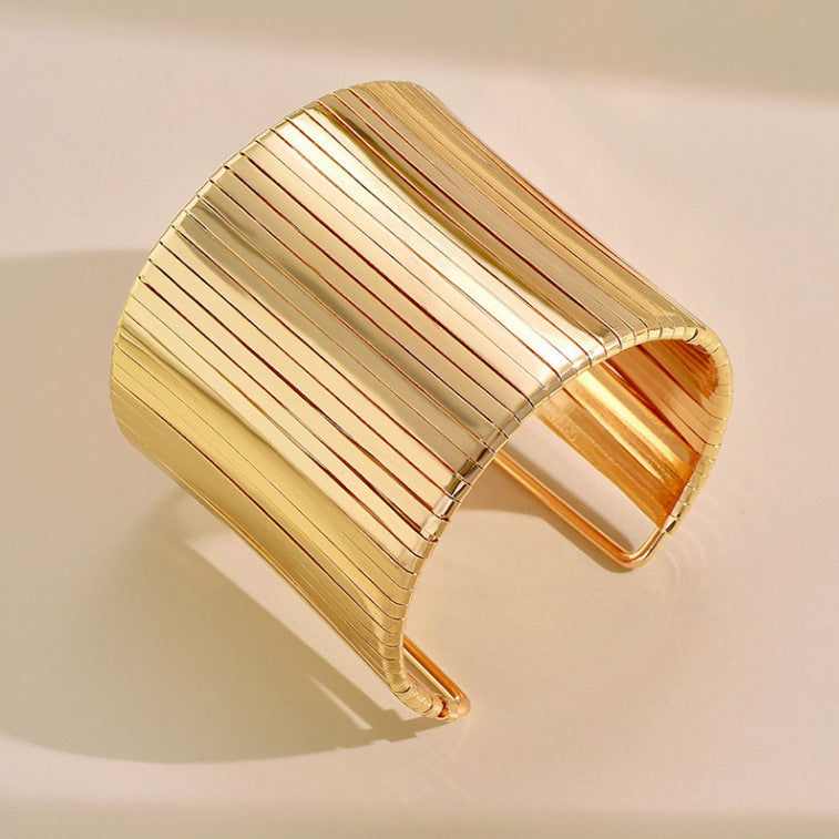 Trendy, exaggerated geometric wide-opening bracelet for women, minimalist and unique, exquisite and fashionable jewelry.