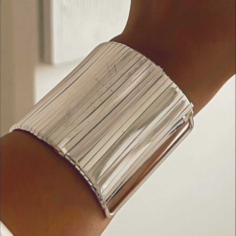 Trendy, exaggerated geometric wide-opening bracelet for women, minimalist and unique, exquisite and fashionable jewelry.