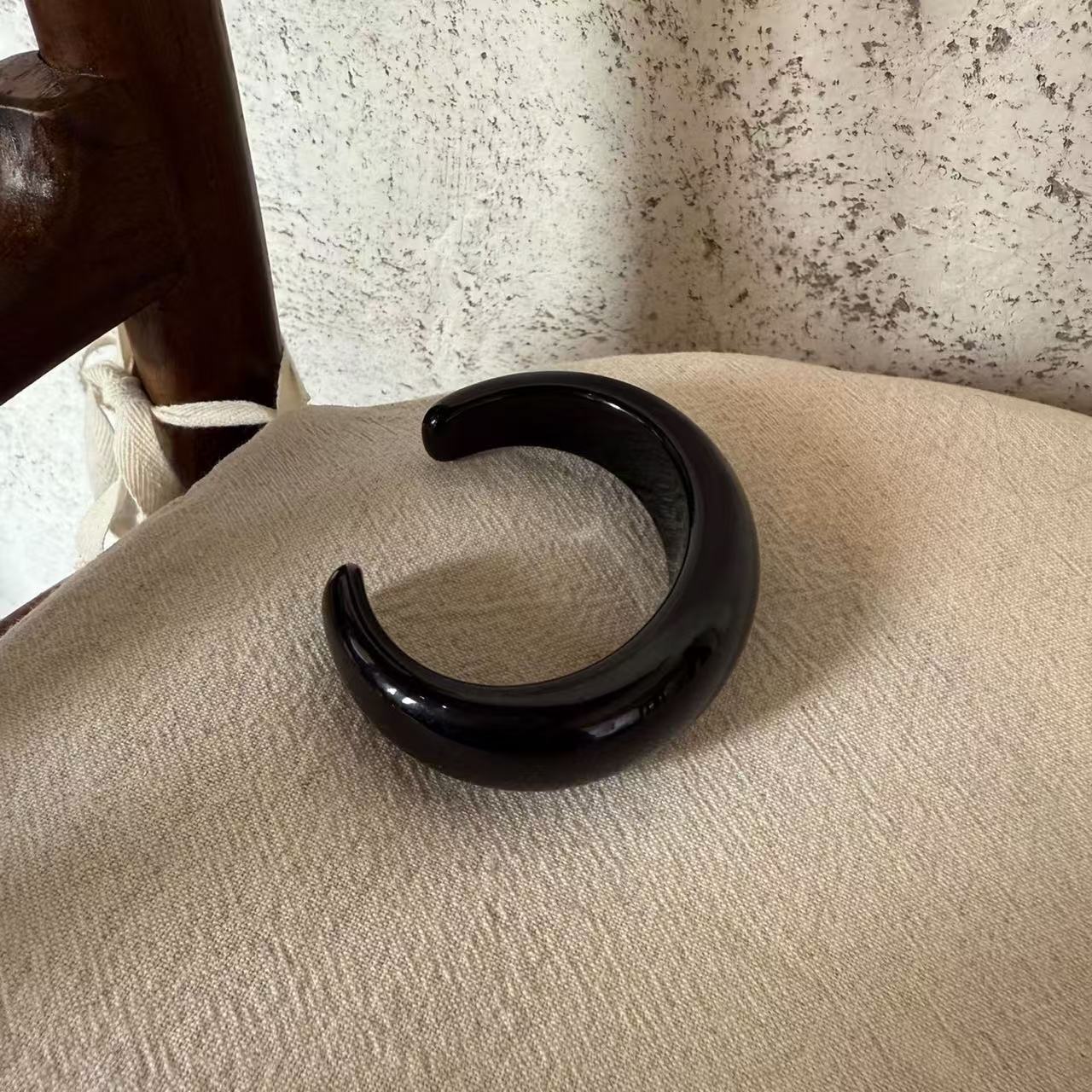 This eco-friendly resin bracelet for women, as seen on Instagram influencers, features a unique retro design, making it a stylish and versatile accessory.