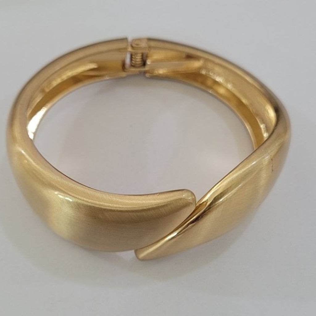 Punk-style exaggerated bracelet, wide irregular spring clasp, niche metal jewelry.