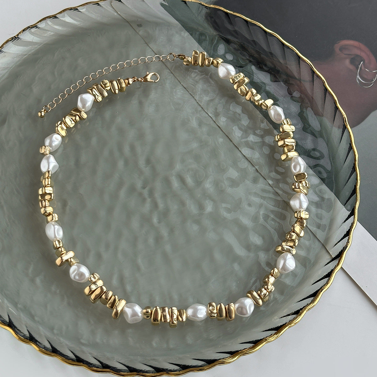 Simple, irregular beaded clavicle chain for women, niche jewelry, vintage pearl necklace