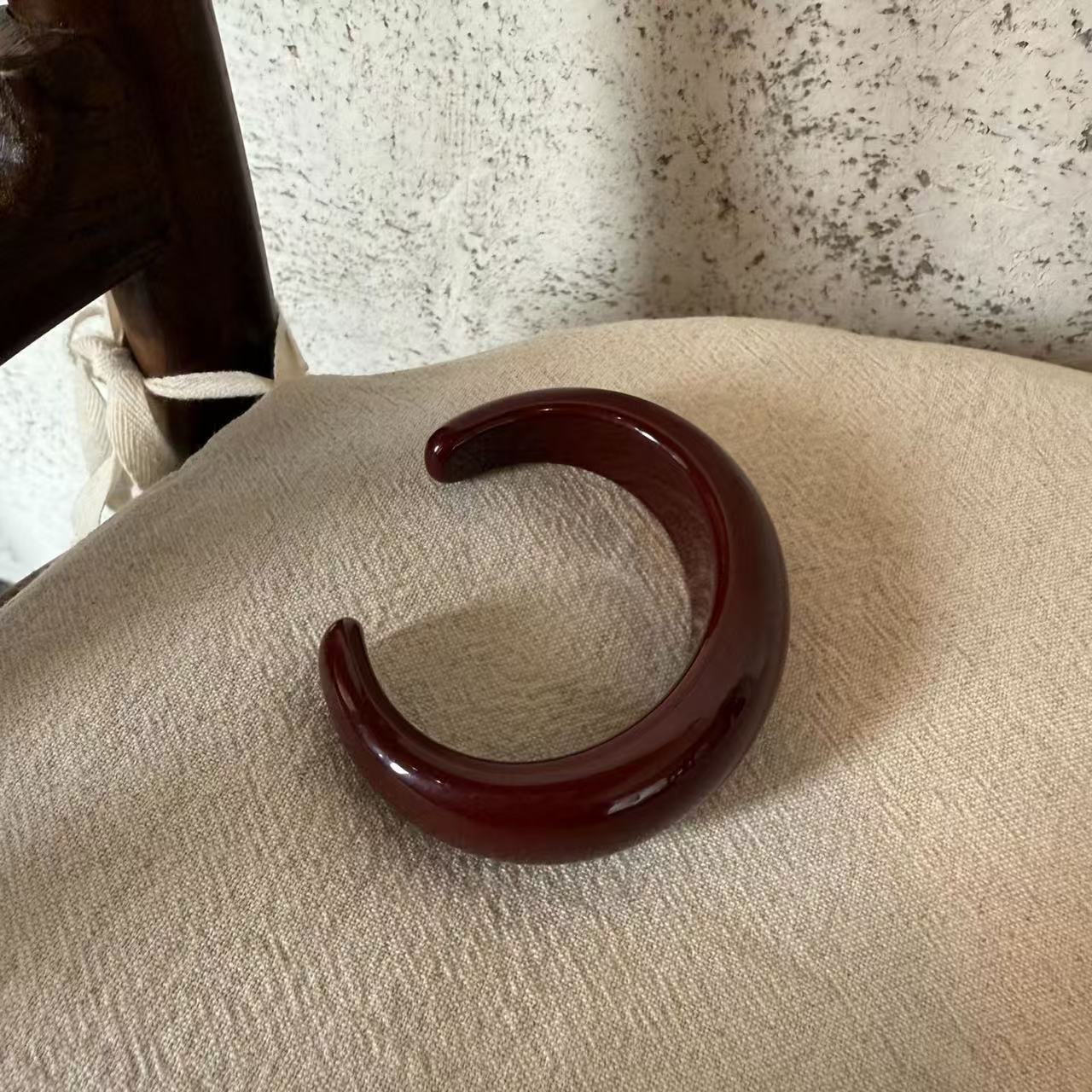 This eco-friendly resin bracelet for women, as seen on Instagram influencers, features a unique retro design, making it a stylish and versatile accessory.