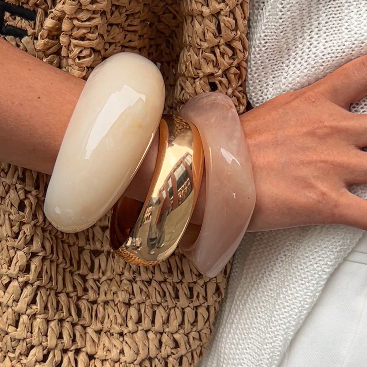 Exaggerated design, glossy eco-friendly resin bracelet, fashionable irregular acrylic bracelet.