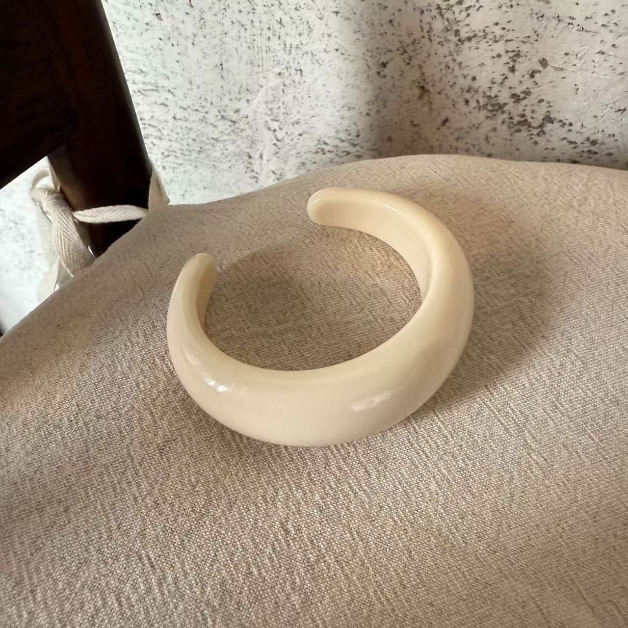 This eco-friendly resin bracelet for women, as seen on Instagram influencers, features a unique retro design, making it a stylish and versatile accessory.