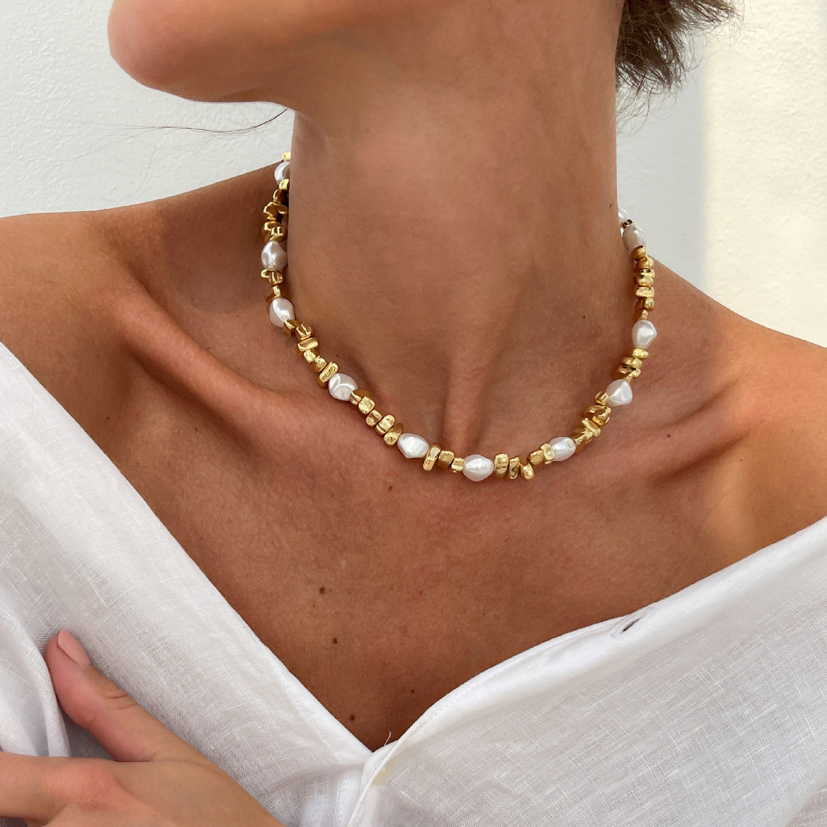 Simple, irregular beaded clavicle chain for women, niche jewelry, vintage pearl necklace