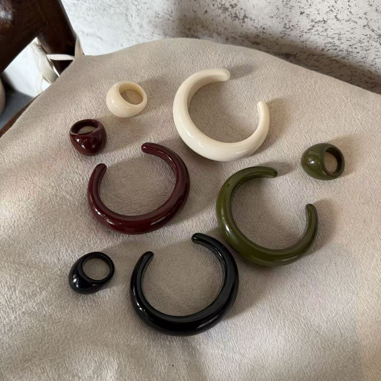 This eco-friendly resin bracelet for women, as seen on Instagram influencers, features a unique retro design, making it a stylish and versatile accessory.